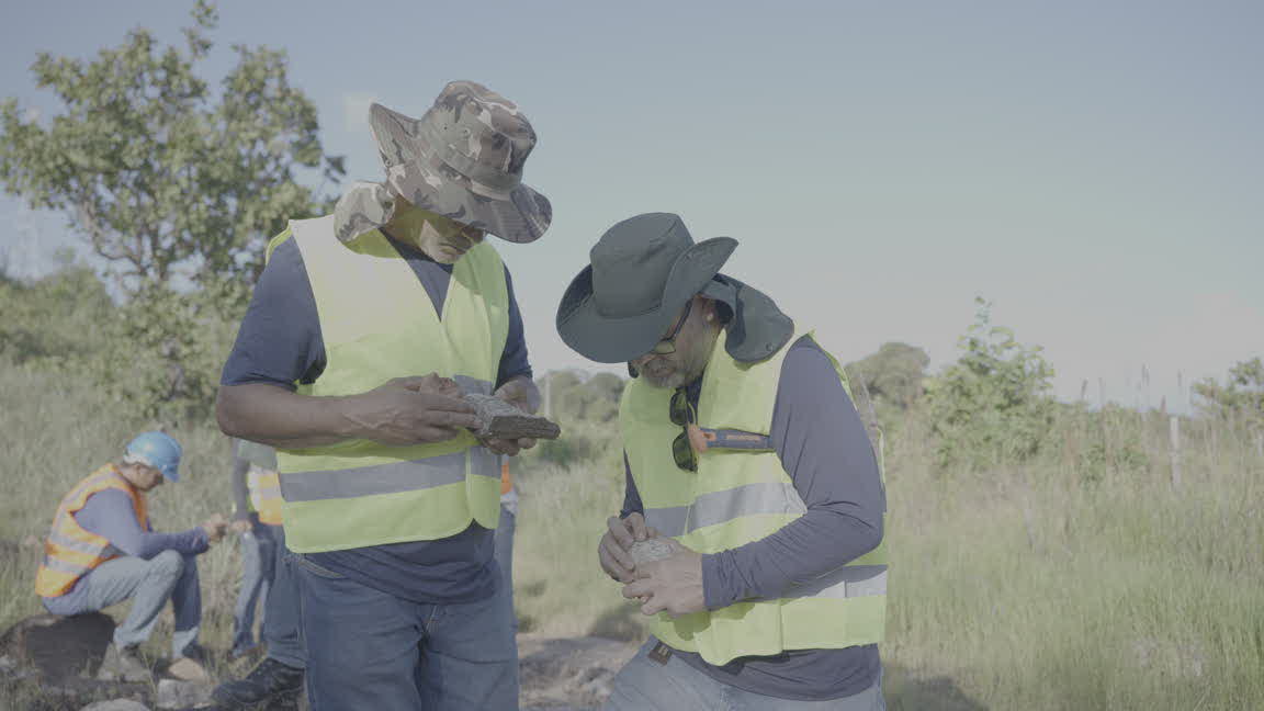 Equipe de campo coletando amostra na área de pesquisa